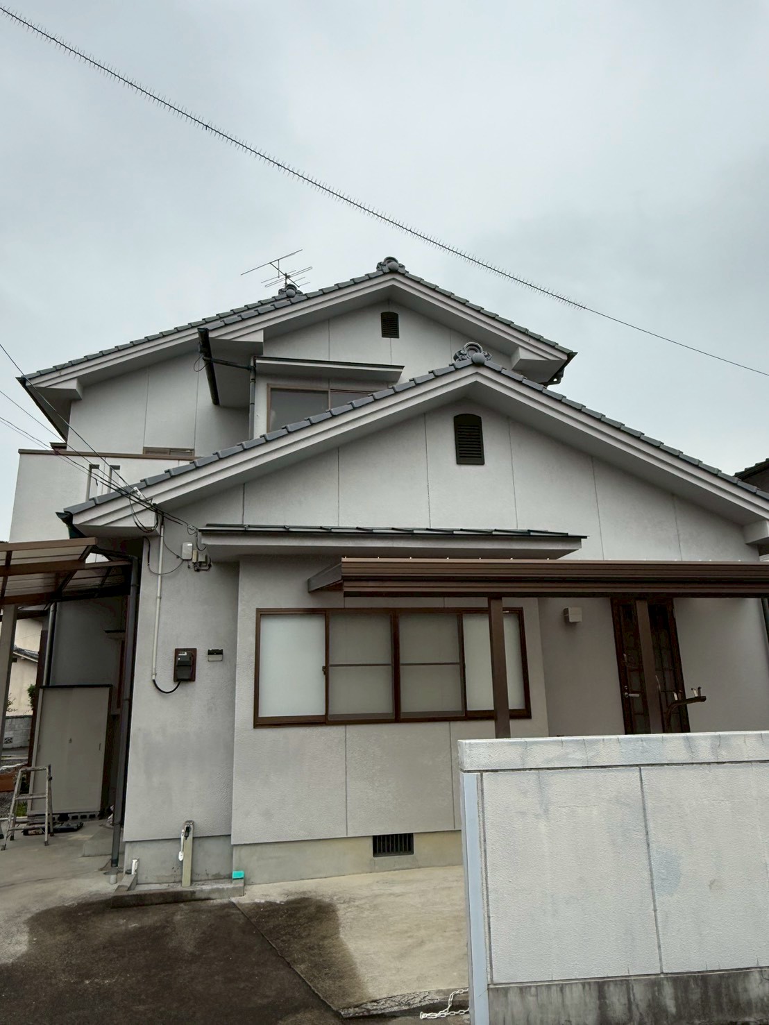 松山市にて外壁塗装・ベランダ防水工事〈無機塗料グランセラ（艶消し仕上げ〉の施工前写真